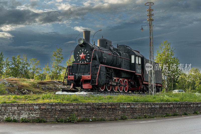索尔塔瓦拉，卡累利阿，俄罗斯- 2023年7月8日:俄罗斯和苏联蒸汽机车Er-788-81在索塔瓦拉火车站的纪念碑